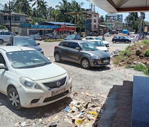 കാസർകോട്‌ റെയിൽവേ സ്‌റ്റേഷന് സമീപം റോഡരികിൽ നിർത്തിയിട്ട വാഹനങ്ങൾ 