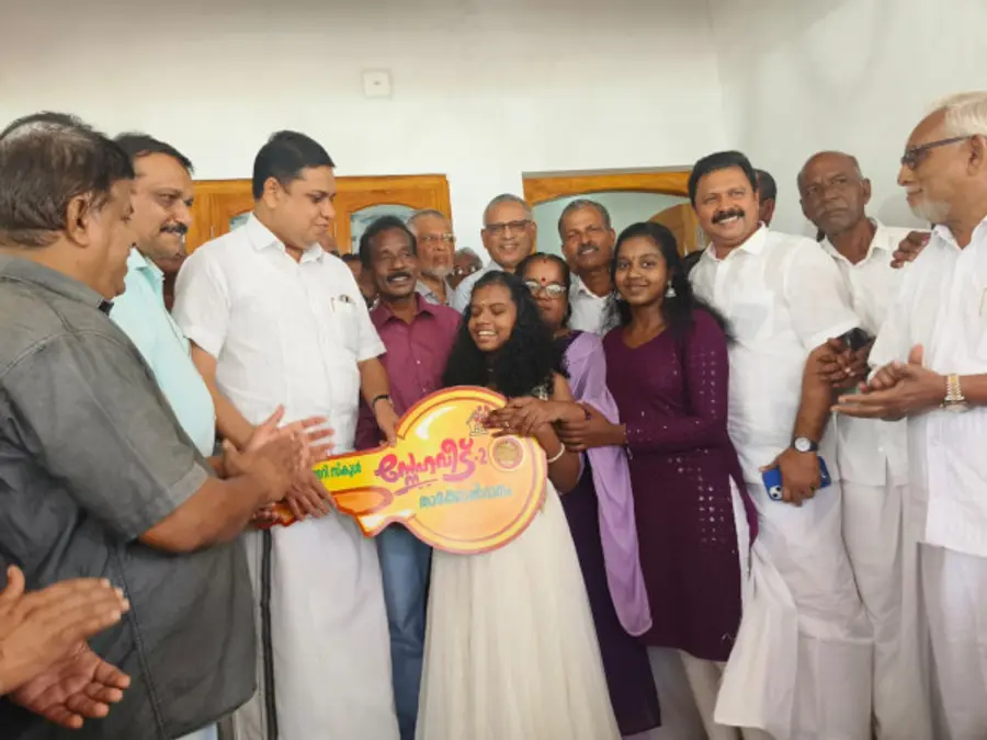 സിഎച്ച്എം ഹയർ സെക്കൻഡറി വിദ്യാർഥികൾ സഹപാഠി  കെ അനന്യയ്ക്ക് നിർമിച്ചുനൽകിയ വീടിന്റെ താക്കോൽ    സ്പീക്കർ എ എൻ ഷംസീർ കെെമാറുന്നു