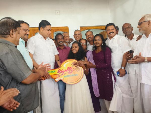 സിഎച്ച്എം ഹയർ സെക്കൻഡറി വിദ്യാർഥികൾ സഹപാഠി  കെ അനന്യയ്ക്ക് നിർമിച്ചുനൽകിയ വീടിന്റെ താക്കോൽ    സ്പീക്കർ എ എൻ ഷംസീർ കെെമാറുന്നു