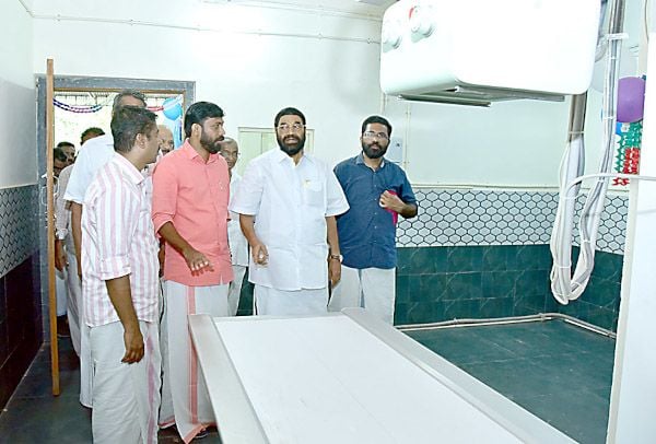 കല്യാശേരി  ബ്ലോക്ക് പഞ്ചായത്ത് വാർഷിക പദ്ധതിയിൽ ഉൾപ്പെടുത്തി പഴയങ്ങാടി താലൂക്ക് ആശുപത്രിയിൽ സജ്ജമാക്കിയ ഡിജിറ്റൽ എക്സ്റേയുടെയും  നവീകരിച്ച  കാന്റിനിന്റെയും ഉദ്ഘാടനം നിർവഹിച്ചശേഷം മന്ത്രി വി എൻ വാസവൻ ഡിജിറ്റൽ എക്സറേ യൂണിറ്റ്  കാണുന്നു