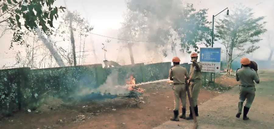 ധർമശാലയിൽ കണ്ണൂർ ഗവ.  എൻജിനിയറിങ് കോളേജ് ബോയ്സ്  ഹോസ്‌റ്റലിന്‌ സമീപത്തുണ്ടായ  തീയണക്കുന്ന അഗ്നിരക്ഷാ സേന  