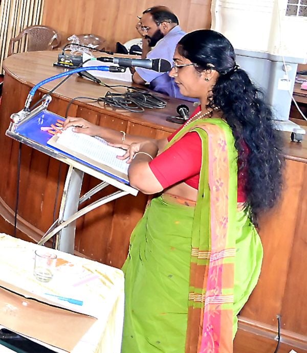 കാഞ്ഞങ്ങാട് നഗരസഭയുടെ ബജറ്റ് വൈസ്ചെയർപേഴ്സൺ ലത ബാലകൃഷ്ണൻ അവതരിപ്പിക്കുന്നു
