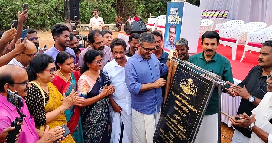 പരുതൂർ പഞ്ചായത്തിലെ സുശീലപ്പടി റെയിൽവേ പാലത്തിന്റെ നിർമാണം മന്ത്രി എം ബി രാജേഷ് ഉദ്ഘാടനം ചെയ്യുന്നു