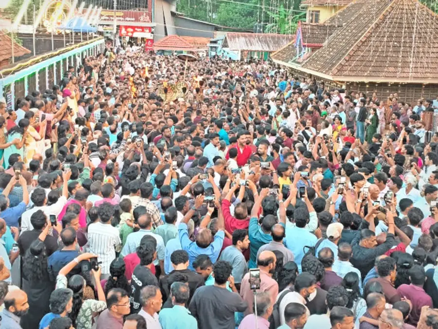 തൃച്ചംബരം ശ്രീകൃഷ്ണ ക്ഷേത്രോത്സവത്തിന്റെ ഭാഗമായി നടന്ന കൂടിപ്പിരിയൽ