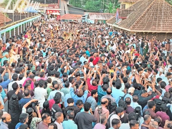 തൃച്ചംബരം ശ്രീകൃഷ്ണ ക്ഷേത്രോത്സവത്തിന്റെ ഭാഗമായി നടന്ന കൂടിപ്പിരിയൽ