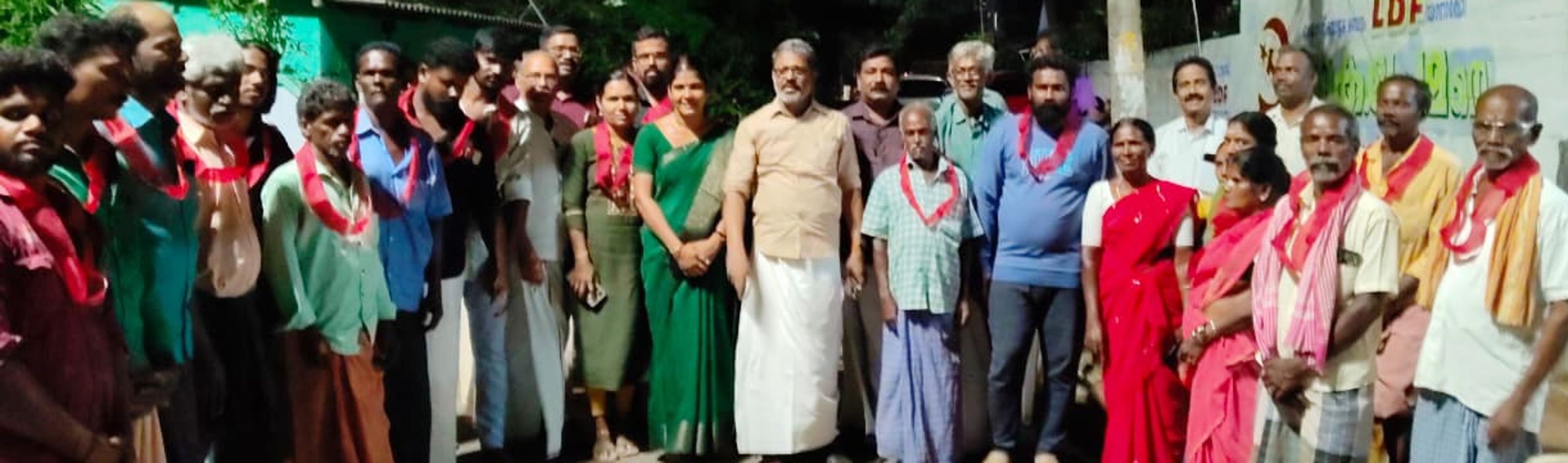 ഗോവിന്ദാപുരം അംബേദ്‌കർ കോളനിയിൽ സിപിഐ എമ്മിനൊപ്പംചേർന്ന 28 കുടുംബങ്ങളെ ജില്ലാ സെക്രട്ടറി ഇ എൻ സുരേഷ്‌ബാബു സ്വീകരിച്ചപ്പോൾ