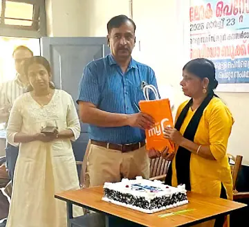 ജില്ലാ മെഡിക്കൽ സൂപ്രണ്ട്‌  എ വി രാംദാസ്‌ കാസർകോട്‌ ഗവ. അന്ധവിദ്യാലയത്തിൽ നടന്ന ചടങ്ങിൽ പെൻഡ്രൈവുകൾ കൈമാറുന്നു 