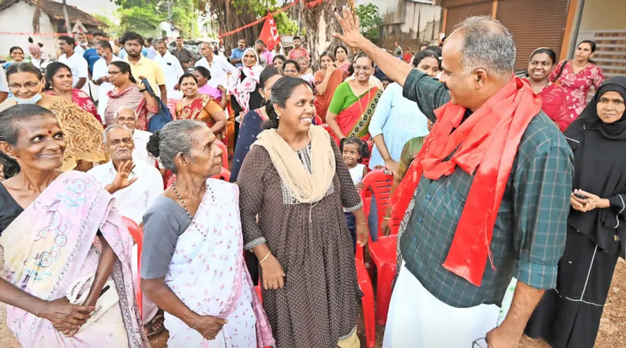 അഴീക്കോട് മണ്ഡലം എൽഡിഎഫ് സ്ഥാനാർഥി കെ വി സുമേഷ് ബാലൻകിണറിൽ നൽകിയ സ്വീകരണത്തിൽ വോട്ടർമാർക്കിടയിൽ
ഫോട്ടോ: പി ദിലീപ്കുമാർ