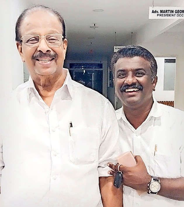 അറസ്റ്റിലാകുന്നതിന് തലേന്ന് കല്ലിക്കോടൻ രാഗേഷ്‌  ഫെയ്സ് ബുക്കിൽ പോസ്റ്റ് ചെയ്ത കെ സുധാകരൻ എംപിക്കൊപ്പമുള്ള ചിത്രം.  