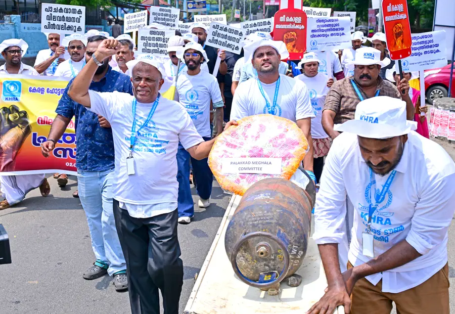 വാണിജ്യ ഗ്യാസ് വിലവർധനവിൽ പ്രതിഷേധിച്ച് കേരള ഹോട്ടൽ ആൻഡ് റസ്റ്റോറന്റ് അസോസിയേഷൻ പാലക്കാട് ഹെഡ് പോസ്റ്റ് ഓഫീസിലേക്ക് നടത്തിയ മാർച്ച്