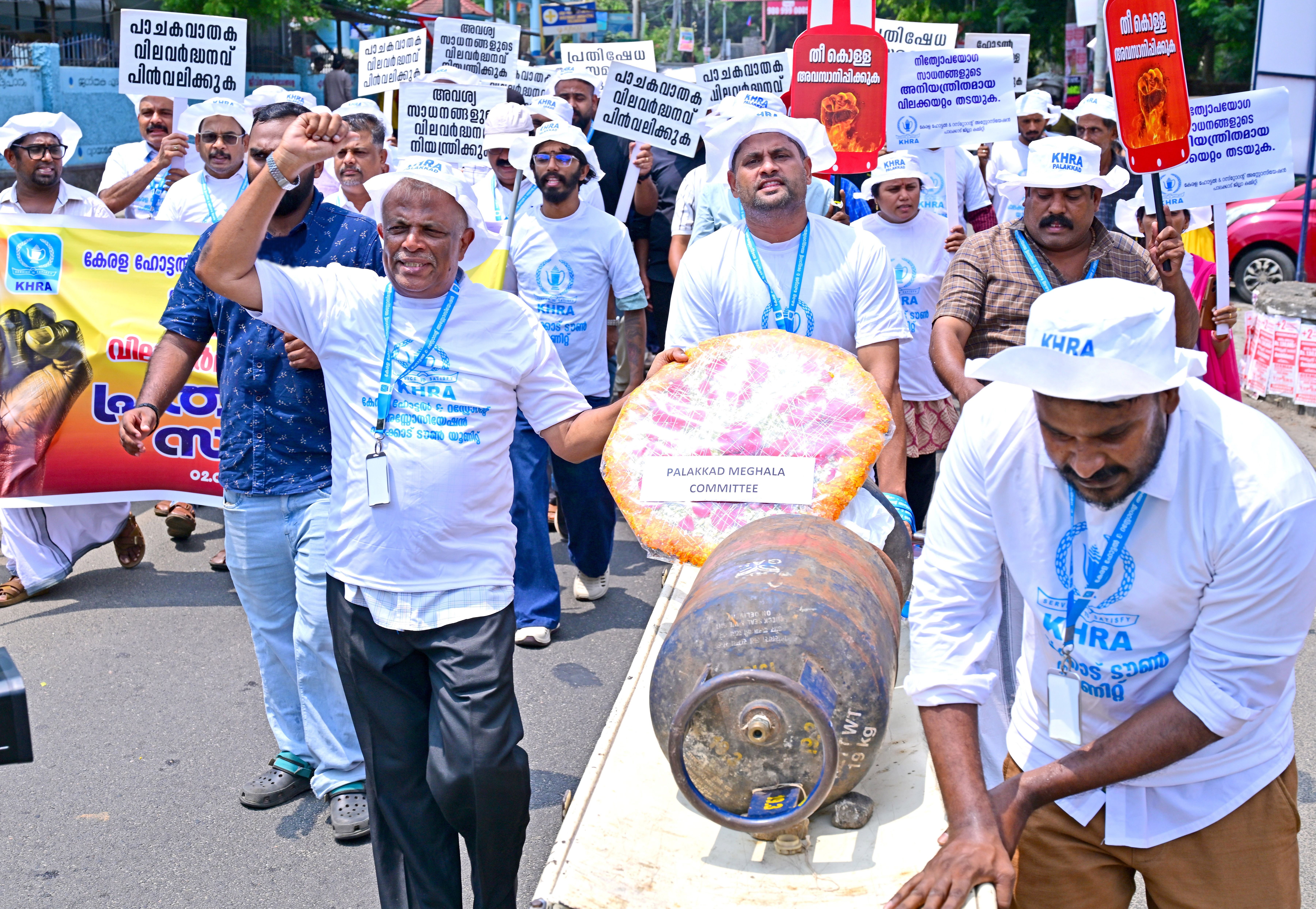 വാണിജ്യ ഗ്യാസ് വിലവർധനവിൽ പ്രതിഷേധിച്ച് കേരള ഹോട്ടൽ ആൻഡ് റസ്റ്റോറന്റ് അസോസിയേഷൻ പാലക്കാട് ഹെഡ് പോസ്റ്റ് ഓഫീസിലേക്ക് നടത്തിയ മാർച്ച്