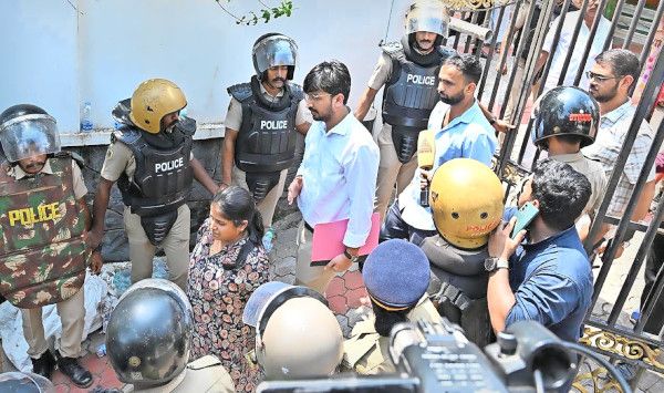 റെയ്ഡിനുശേഷം തെളിവുകളൊന്നും ലഭിക്കാതെ ഉദ്യോഗസ്ഥർ മടങ്ങുന്നു