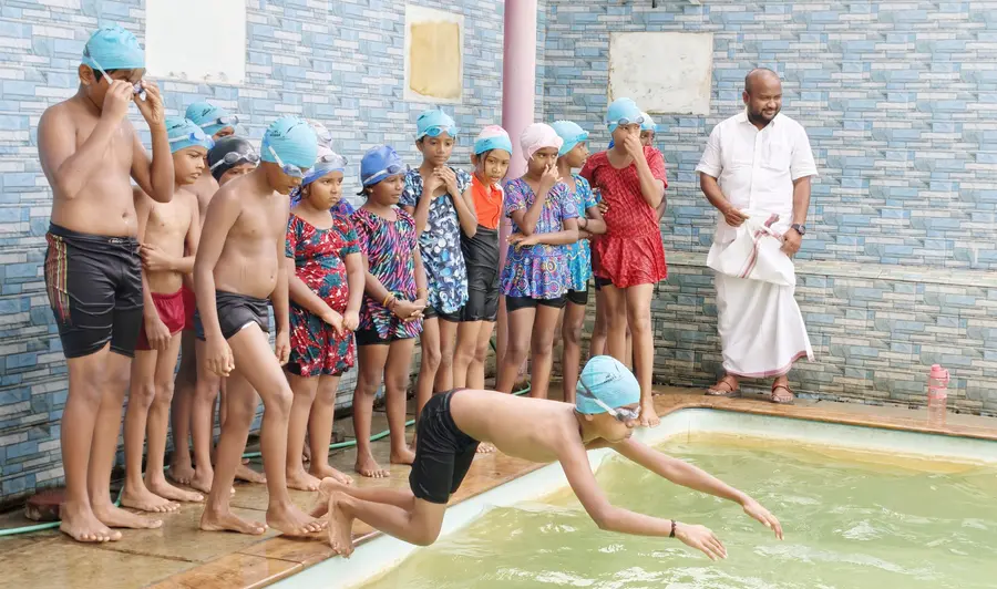 സ്വിം തരൂർ പദ്ധതിയുടെ ഭാഗമായുള്ള നീന്തൽ പരിശീലനം