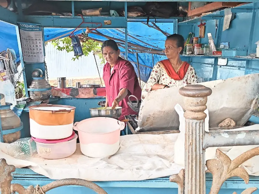 തലശേരി സബ് ട്രഷറി പരിസരത്തെ സ്വാശ്രയ കുടുംബശ്രീ ബങ്ക് ചായക്കട നടത്തുന്ന പി രാജിയും സഹായി
ഇ സി പ്രിയയും
