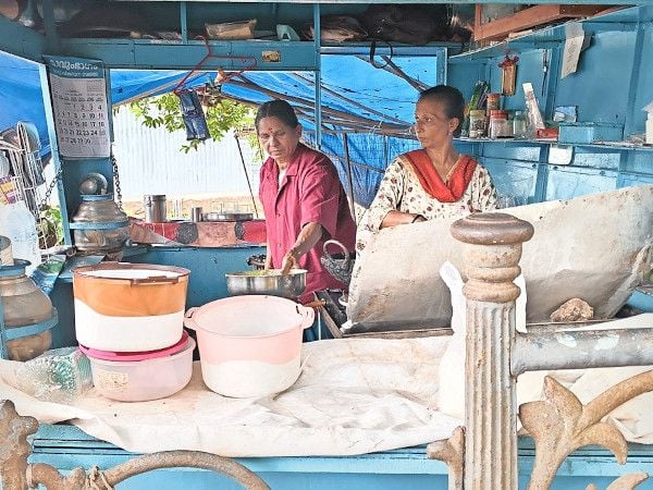 തലശേരി സബ് ട്രഷറി പരിസരത്തെ സ്വാശ്രയ കുടുംബശ്രീ ബങ്ക് ചായക്കട നടത്തുന്ന പി രാജിയും സഹായി  ഇ സി പ്രിയയും