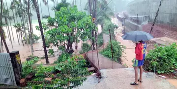 പൊള്ളക്കട ഏന്പംകുണ്ട് തോടിന്റെ ബണ്ട് തകര്‍ന്നപ്പോള്‍