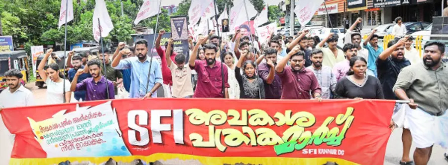 എസ്എഫ്ഐ കണ്ണൂർ ഹെഡ് പോസ്റ്റോഫീസിലേക്ക് നടത്തിയ അവകാശ പത്രിക മാർച്ച്