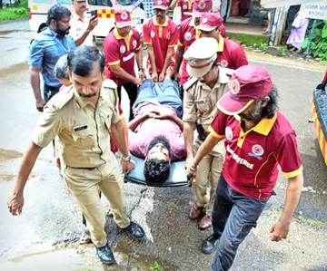 ചാല്‍ ബീച്ചില്‍ ജില്ലാ ദുരന്തനിവാരണ അതോറിറ്റിയുടെ നേതൃത്വത്തില്‍ നടന്ന സുനാമി മോക്-ഡ്രില്ലിന്റെ ഭാഗമായി ചാൽ ബീച്ചിൽനിന്ന് പ്രദേശവാസികളെ സുരക്ഷിത സ്ഥാനത്തേക്ക് മാറ്റുന്നു