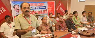 കെഎസ്ആർടിഇഎ ജില്ലാ കൺവൻഷൻ സിഐടിയു ജില്ലാ സെക്രട്ടറി എം ഹംസ ഉദ്‌ഘാടനം ചെയ്യുന്നു