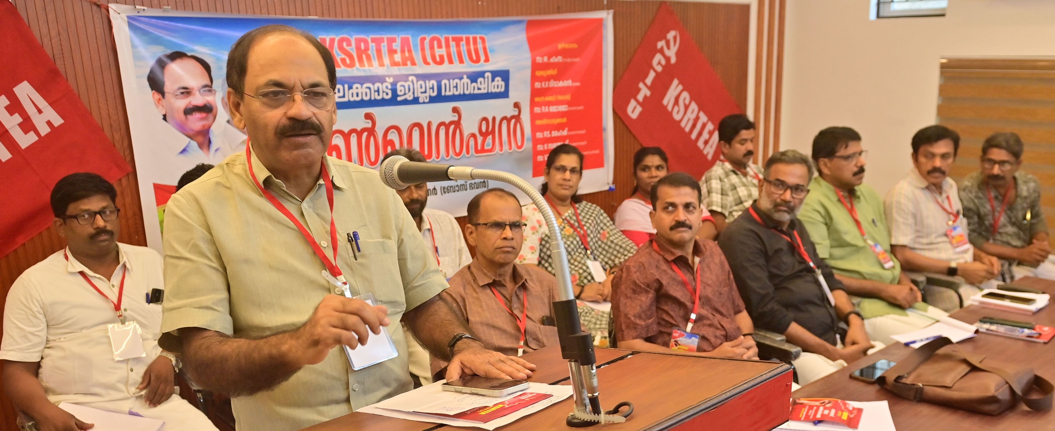 കെഎസ്ആർടിഇഎ ജില്ലാ കൺവൻഷൻ സിഐടിയു ജില്ലാ സെക്രട്ടറി എം ഹംസ ഉദ്‌ഘാടനം ചെയ്യുന്നു