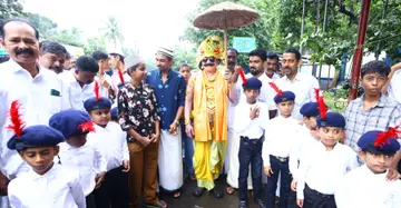 പാലക്കാട്‌ വെണ്ണക്കര മഹല്ല് മിലാക്കുദ്ദീൻ മദ്രസയുടെ നബിദിനറാലിക്ക്‌ വെണ്ണക്കര ദേശവാസികളും ഇ എം എസ് സ്മാരക വായനശാലയും ചേർന്ന് ഒരുക്കിയ സ്വീകരണത്തിലെ മാവേലി