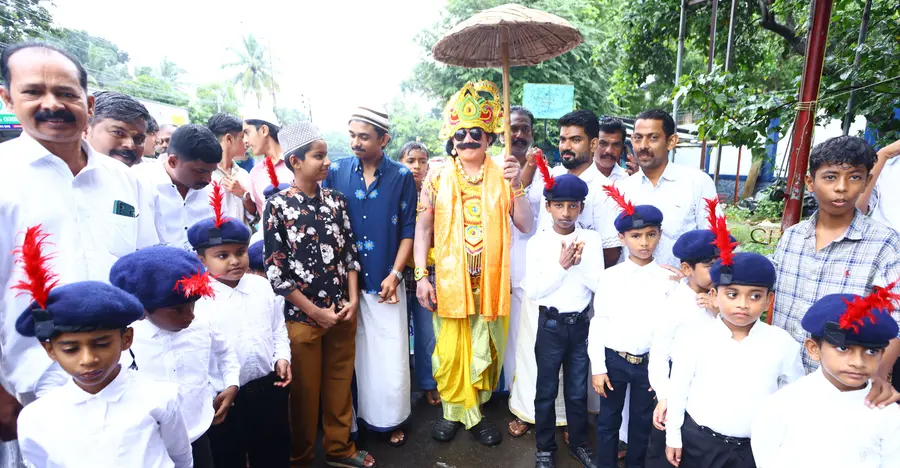 പാലക്കാട് വെണ്ണക്കര മഹല്ല് മിലാക്കുദ്ദീൻ മദ്രസയുടെ നബിദിനറാലിക്ക് വെണ്ണക്കര ദേശവാസികളും ഇ എം എസ് സ്മാരക വായനശാലയും ചേർന്ന് ഒരുക്കിയ സ്വീകരണത്തിലെ മാവേലി