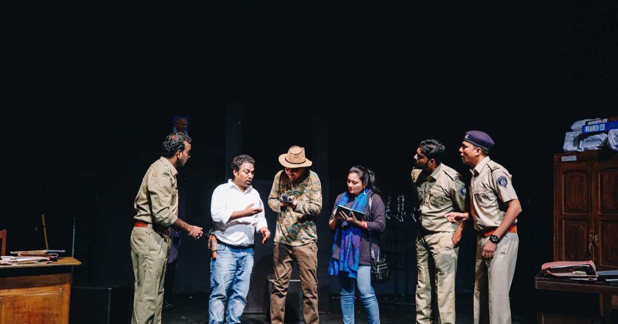 അഭിനേതാക്കൾക്ക്‌ നിർദേശങ്ങൾ നൽകുന്ന ദക്ഷിൺ ബജ്‌രംഗേ ഛാര