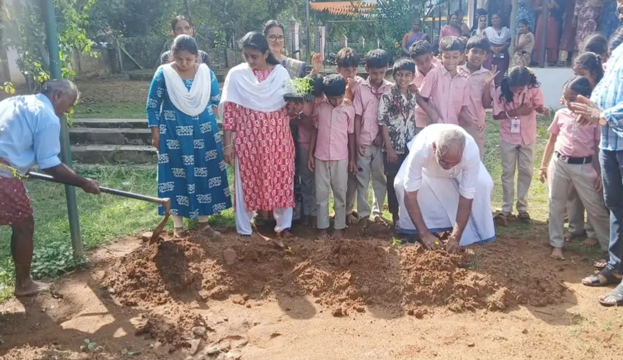 മാത്തൂര് വെസ്റ്റ് എഎല്പിഎസില് പഞ്ചായത്ത് പ്രസിഡന്റ്
പി വി അബ്ദുള് ഖാദര് നിലമൊരുക്കല് ഉദ്ഘാടനം ചെയ്യുന്നു