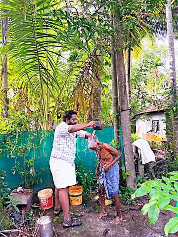 ചിന്നപ്പൊടിയനെ കുളിപ്പിച്ച് ശുചിയാക്കുന്ന ഡിവൈഎഫ്ഐ കാർത്തികപ്പള്ളി ബ്ലോക്ക് കമ്മിറ്റിയംഗം ഗോകുൽ ജി നാഥ്