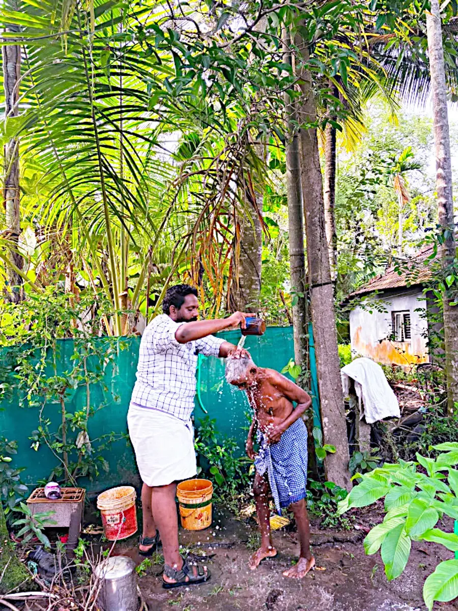 ചിന്നപ്പൊടിയനെ കുളിപ്പിച്ച് ശുചിയാക്കുന്ന ഡിവൈഎഫ്ഐ കാർത്തികപ്പള്ളി ബ്ലോക്ക് കമ്മിറ്റിയംഗം ഗോകുൽ ജി നാഥ്