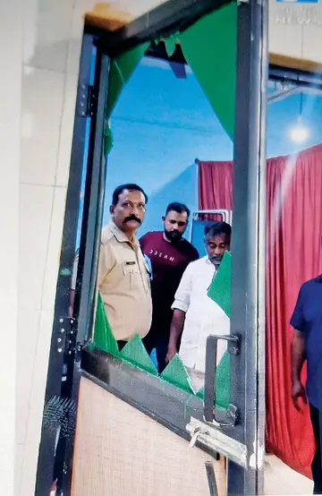 ആശുപത്രിയിലെ മിനി ഓപറേഷൻ റൂമിന്റെ  ഗ്ലാസ് വാതിൽ തകർത്ത നിലയിൽ