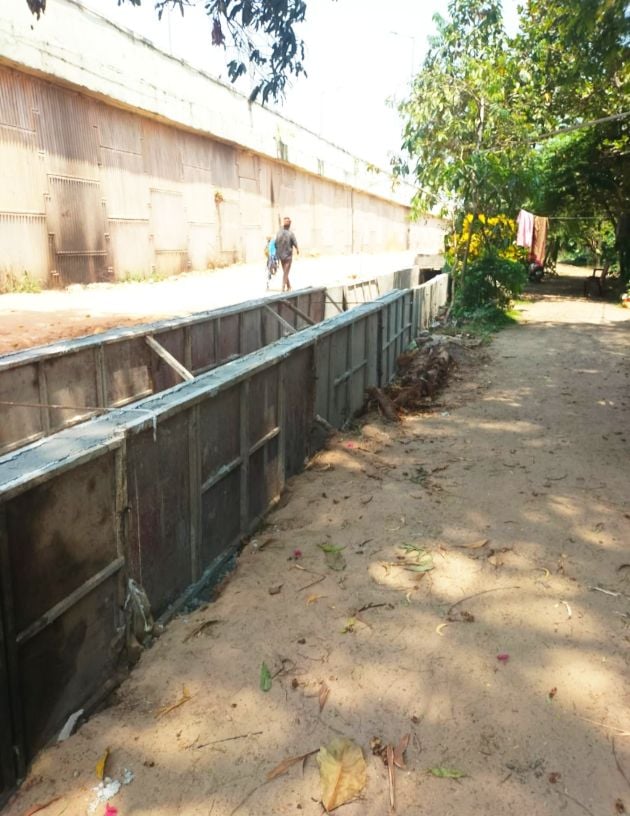 കുതിരപ്പന്തിയിലെ അടിപ്പാതയ്‌ക്ക്‌ പടിഞ്ഞാറുഭാഗത്തെ സർവീസ് റോഡിനോട് ചേർന്ന്  പ്രദേശവാസികളുടെ വഴി തടസപ്പെടുത്തി നിർമിക്കുന്ന കാന 