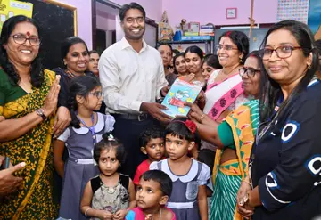  വാ, വായിക്കാം പദ്ധതിയുടെ ഭാഗമായി ആട്ടോര്‍ അങ്കണവാടിയിൽ കലക്ടര്‍ അര്‍ജുന്‍ പാണ്ഡ്യന്‍  പുസ്തകം വിതരണം ചെയ്യുന്നു