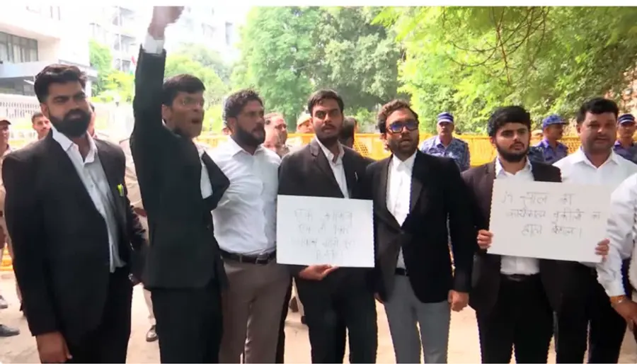 Lawyers protest outside BCI office