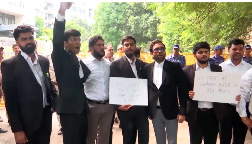 Lawyers protest outside BCI office