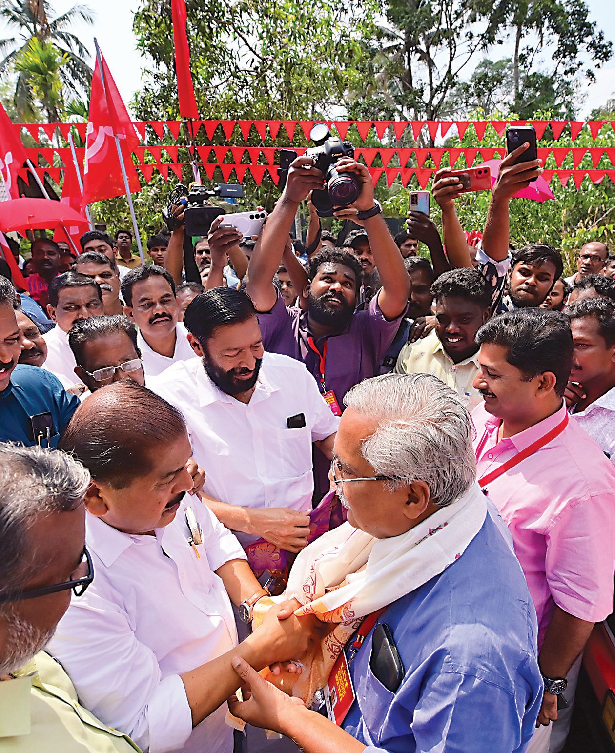 ജാഥാ ക്യാപ്റ്റൻ ബിനോയ് വിശ്വത്തെ സിപിഐ എം  ജില്ലാ സെക്രട്ടറി ആർ നാസർ ജില്ലയിലേക്ക് സ്വീകരിക്കുന്നു