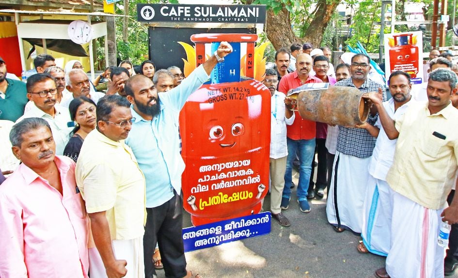 പാചകവാതക വിലവർധനയിൽ പ്രതിഷേധിച്ച്‌  കെഎച്ച്ആർഎ പാസ്‌പോർട്ട് ഓഫീസിന്‌ മുന്നിൽ നടത്തിയ പ്രതിഷേധം