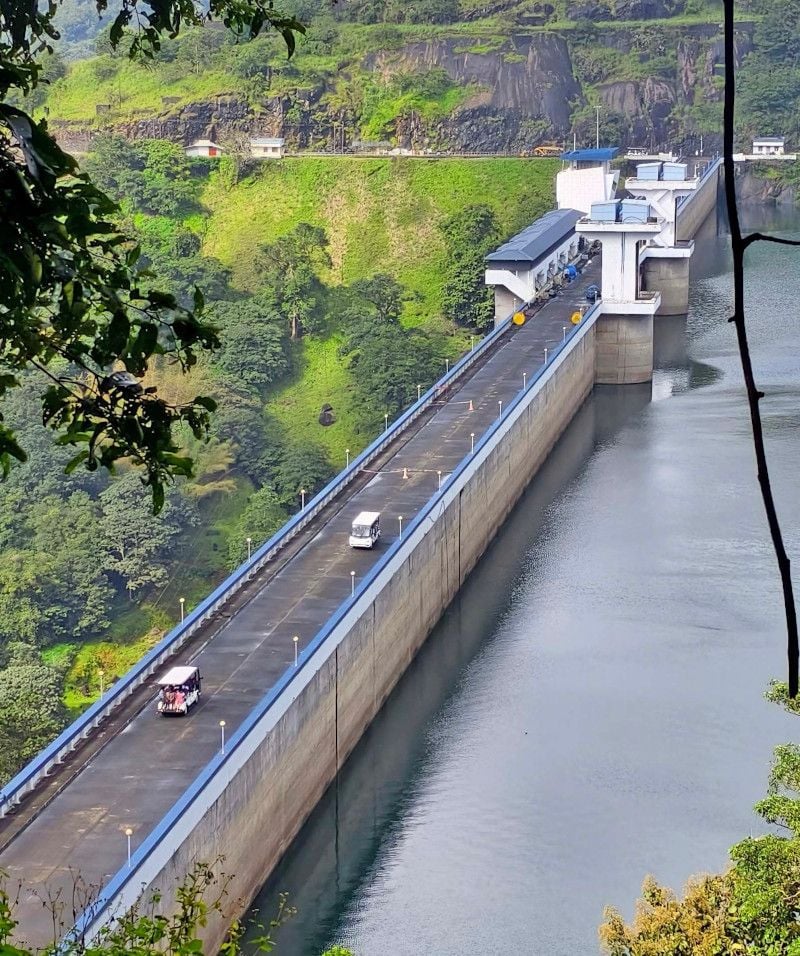 അണക്കെട്ടിൽ ബഗ്ഗികാർ