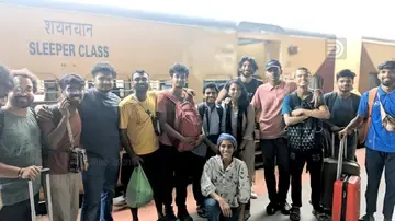 ഗൗരിയും സുഹൃത്തുക്കളും റെയിൽവേ സ്റ്റേഷനിൽ എത്തിയപ്പോൾ (ഇരിക്കുന്നത് ഗൗരി)