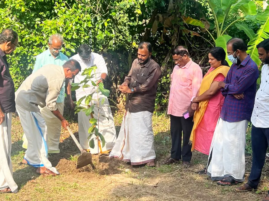 കർഷകസംഘം പരിസ്ഥിതി ദിനാചരണം ജില്ലാ സെക്രട്ടറി സി ശ്രീകുമാർ ഉണ്ണിത്താൻ -ഫലവൃക്ഷത്തെ നട്ട് ഉദ്ഘാടനംചെയ്തപ്പോള്
