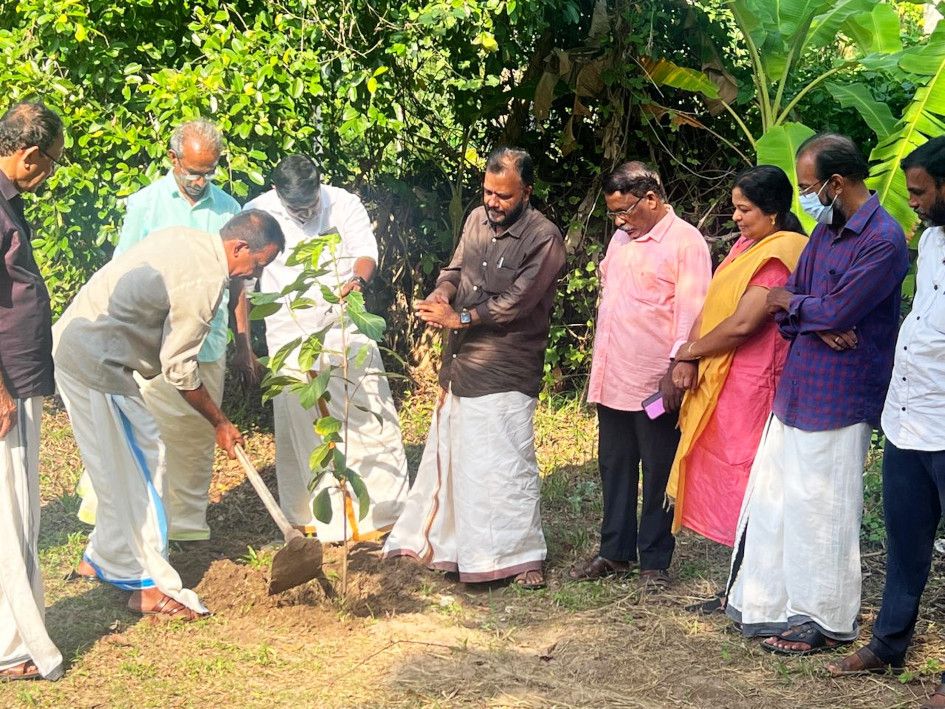 കർഷകസംഘം പരിസ്ഥിതി ദിനാചരണം ജില്ലാ സെക്രട്ടറി സി ശ്രീകുമാർ ഉണ്ണിത്താൻ -ഫലവൃക്ഷത്തെ നട്ട് ഉദ്ഘാടനംചെയ്തപ്പോള്‍
