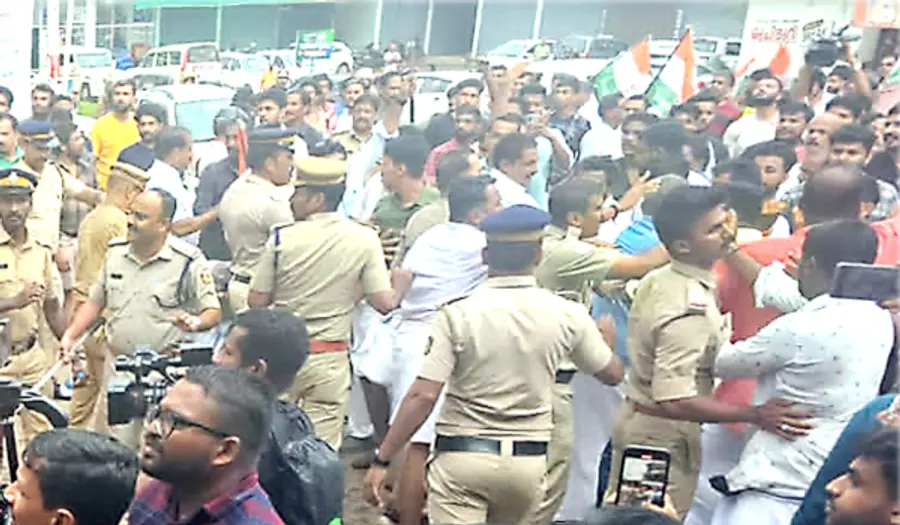 മലപ്പട്ടം സെന്ററിൽ യൂത്ത് കോൺഗ്രസുകാർ ആക്രമണം നടത്തിയപ്പോൾ