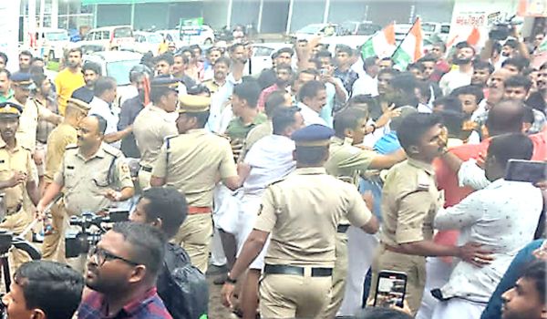 മലപ്പട്ടം സെന്ററിൽ യൂത്ത് കോൺഗ്രസുകാർ ആക്രമണം നടത്തിയപ്പോൾ