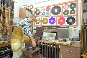 ഉല്ലാസ് പറമ്പത്ത് ഗ്രാമഫോണിൽ പാട്ട് വയ്ക്കുന്നു 