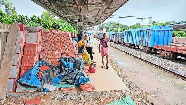 പഴയങ്ങാടി റെയിൽവേ സ്റ്റേഷനിലെ പ്ലാറ്റ്ഫോമിൽ കോൺക്രീറ്റ് കട്ടകൾ കൂട്ടിയിട്ട നിലയിൽ 