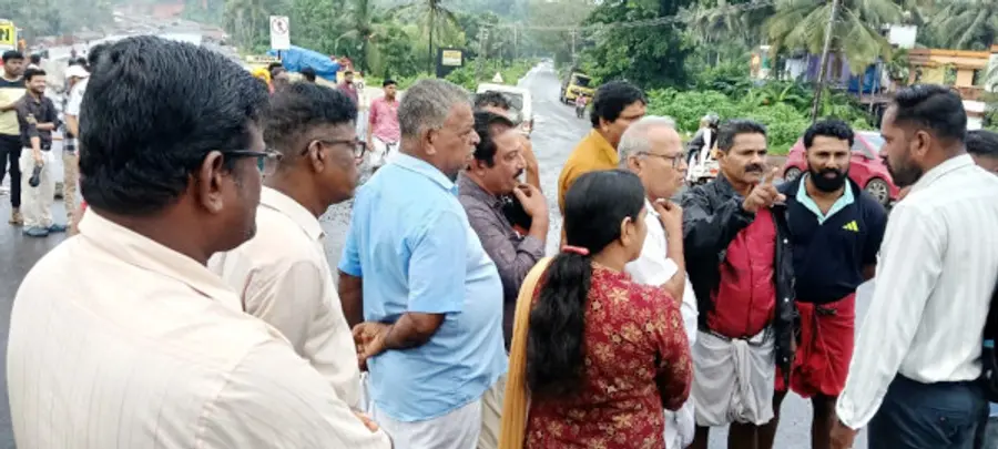 പുല്ലൂരിൽ മേഘ കമ്പനിയുടെ വാഹനങ്ങൾ തടഞ്ഞ് പ്രതിഷേധിച്ച സിപിഐ എം പ്രവർത്തകർ ഉദ്യോഗസ്ഥരുമായി ചർച്ച നടത്തുന്നു