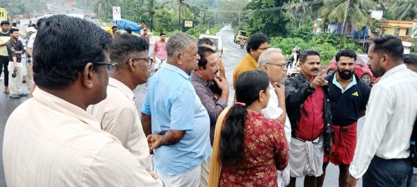 പുല്ലൂരിൽ മേഘ കമ്പനിയുടെ വാഹനങ്ങൾ തടഞ്ഞ് പ്രതിഷേധിച്ച സിപിഐ എം പ്രവർത്തകർ ഉദ്യോ​ഗസ്ഥരുമായി ചർച്ച നടത്തുന്നു