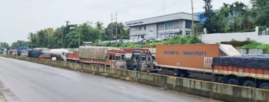മാവുങ്കാലിൽ ദേശീയപാതയിൽ കുടുങ്ങിയ ചരക്ക് ലോറികളുടെ നീണ്ട നിര.