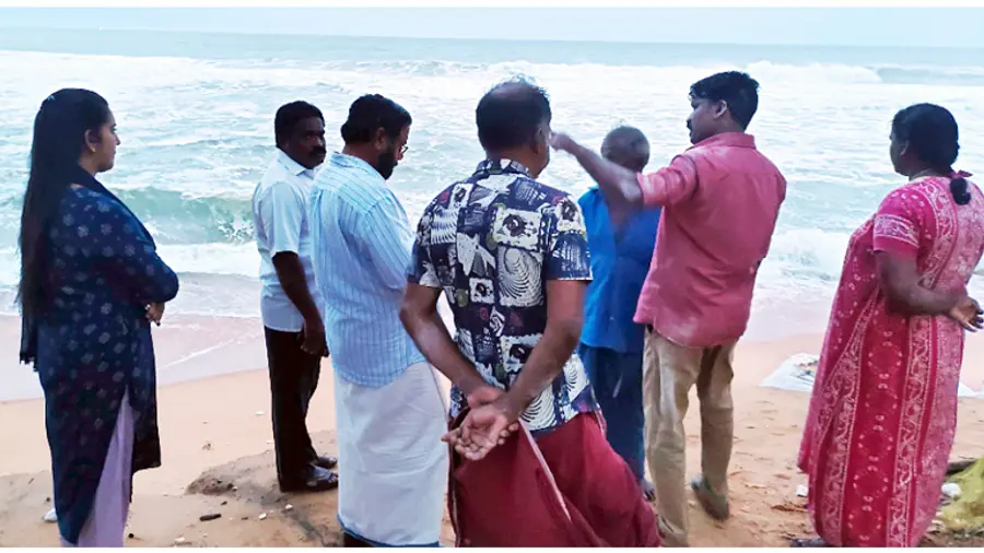 വലിയവേളിയിൽ കടലേറ്റം രൂക്ഷമായ പ്രദേശങ്ങൾ കടകംപള്ളി സുരേന്ദ്രൻ എംഎൽഎ സന്ദർശിക്കുന്നു