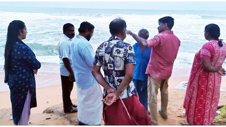 വലിയവേളിയിൽ കടലേറ്റം രൂക്ഷമായ പ്രദേശങ്ങൾ കടകംപള്ളി സുരേന്ദ്രൻ എംഎൽഎ സന്ദർശിക്കുന്നു